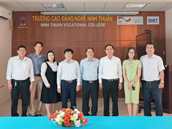 Trường Đại học Nha Trang tổ chức tư vấn tuyển sinh và học tập kinh nghiệm tại các cơ sở giáo dục và doanh nghiệp